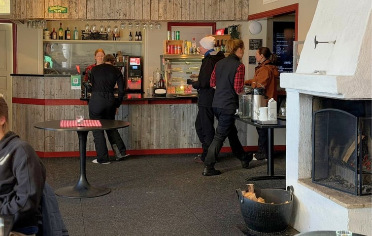 På restaurangen mitt i backen serveras dagens lunch och en skidåkarmeny. Allt kött är svenskt och kvaliteten är hög.